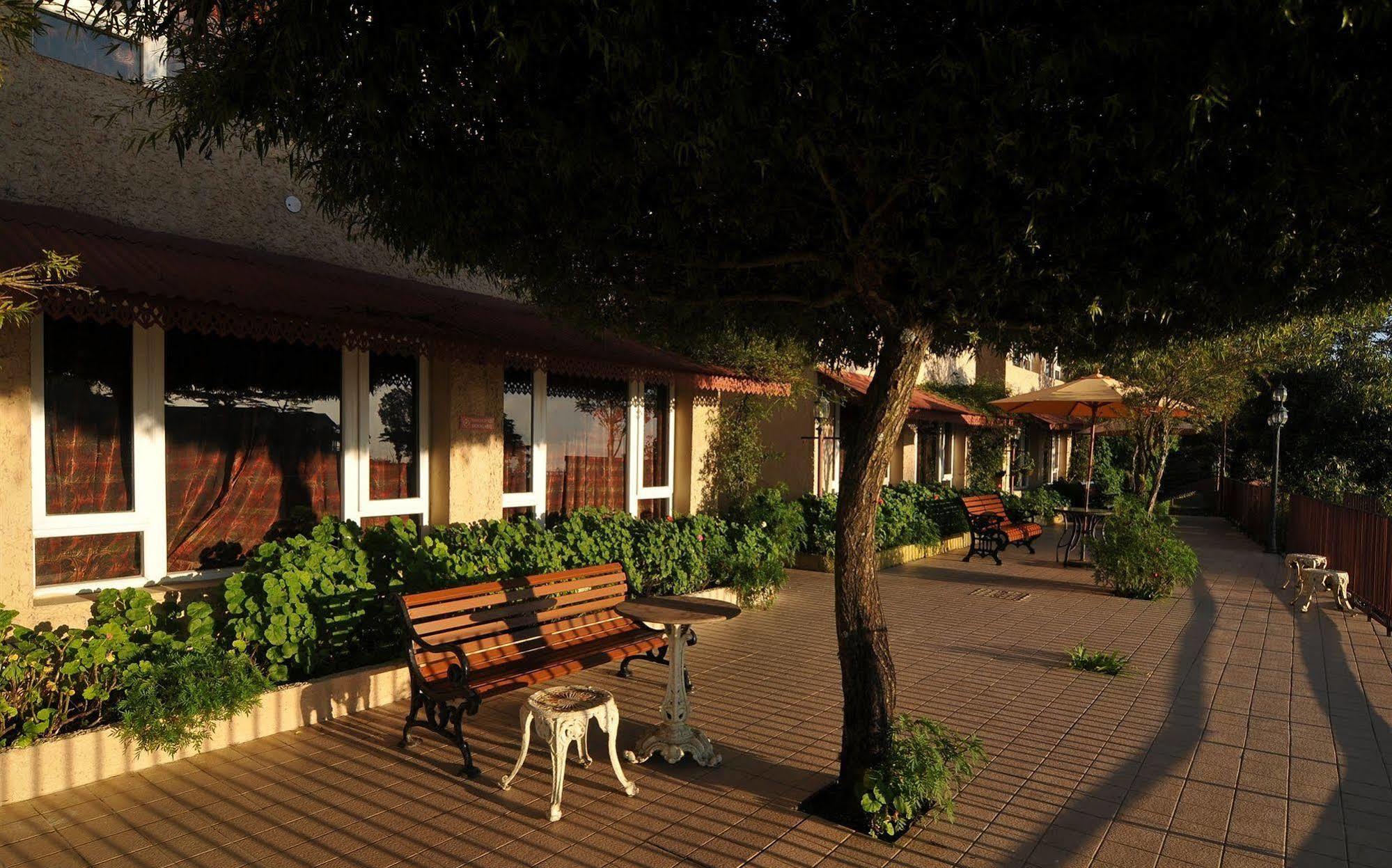 Готель Club Mahindra Масурі Екстер'єр фото